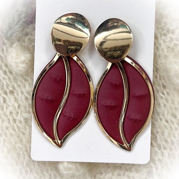 💕Beautiful Leaf Dangle Fashion Earrings Goldtone💕 - Picture 4 of 4